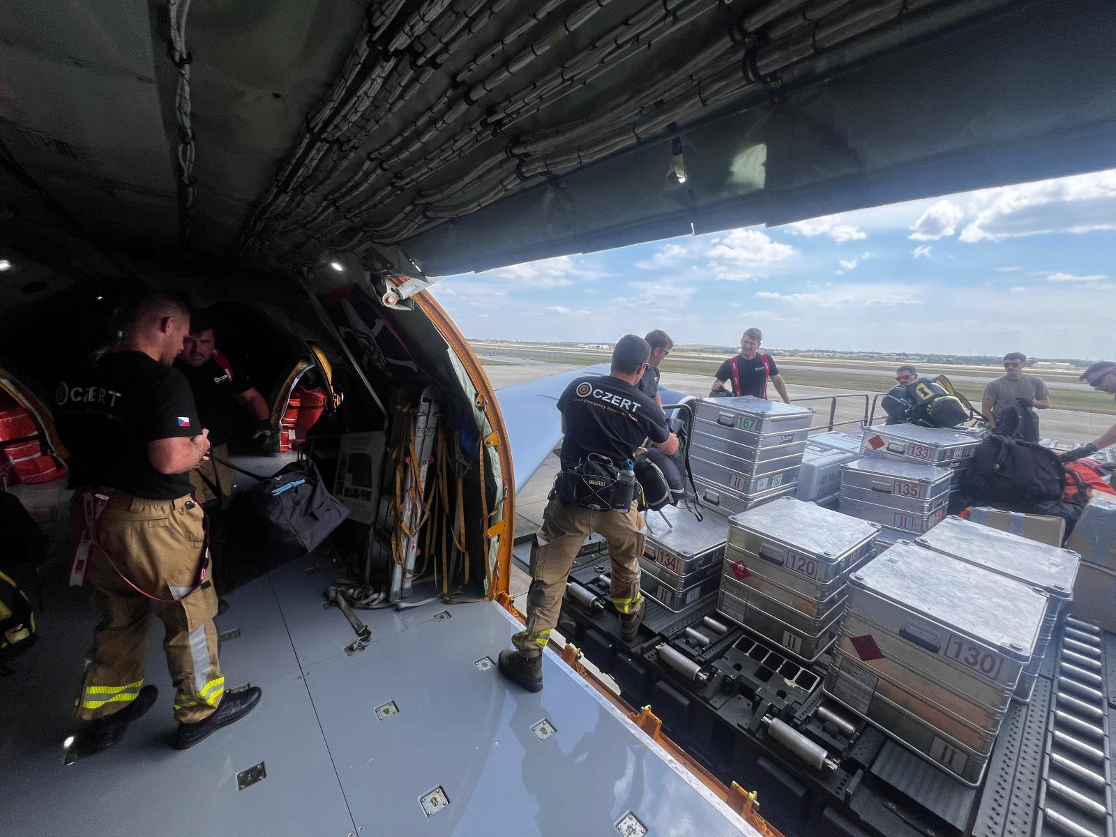 Mise týmu českých hasičů v Texasu končí, v ČR přistanou ve středu ráno