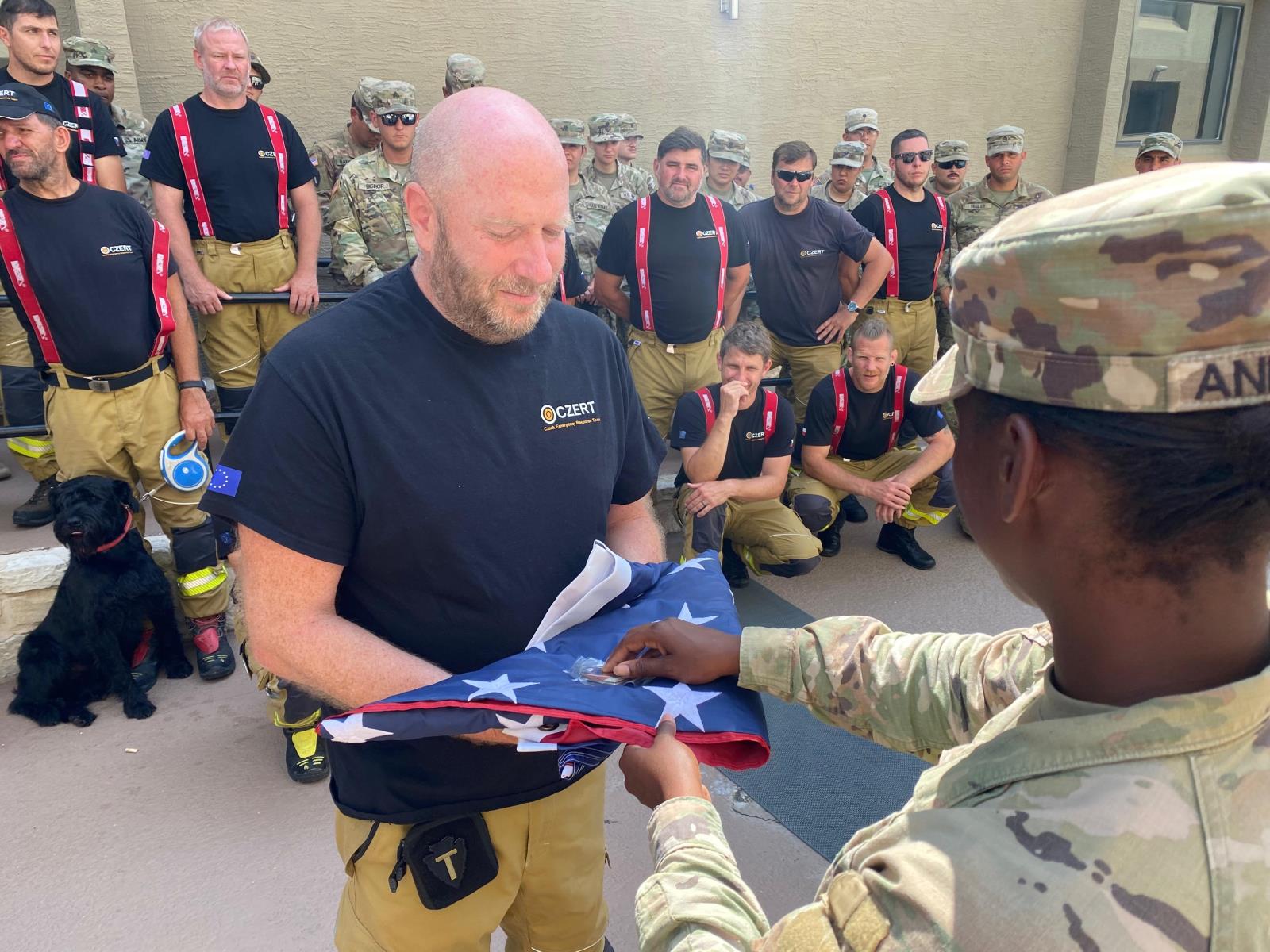 Mise týmu českých hasičů v Texasu končí, v ČR přistanou ve středu ráno