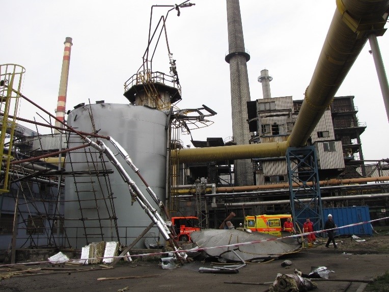 Obr. 1 Následky exploze par nad nehořlavým roztokem benzenu