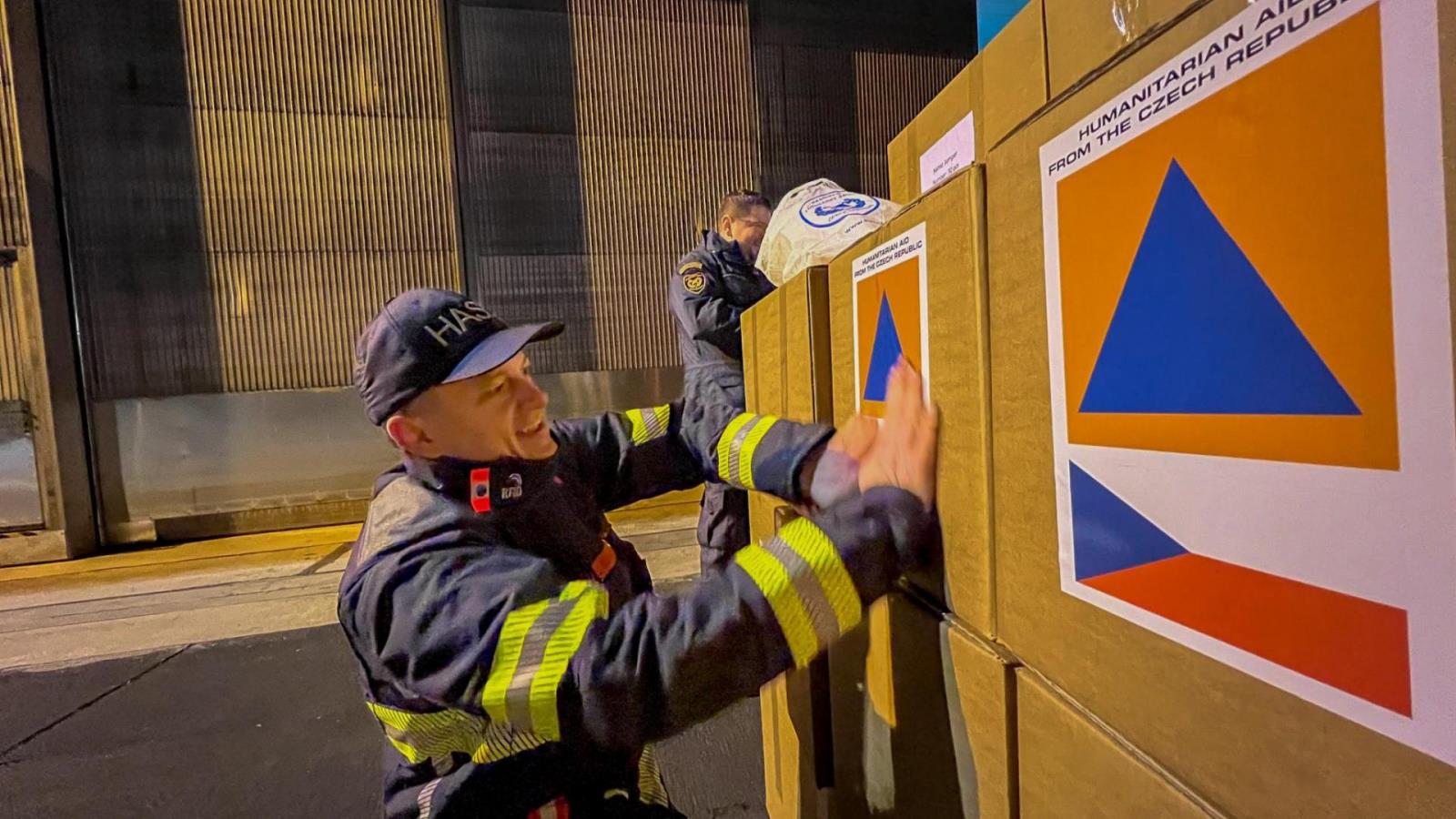 Na krabice je třeba nalepit znak humanitární pomoci.jpg