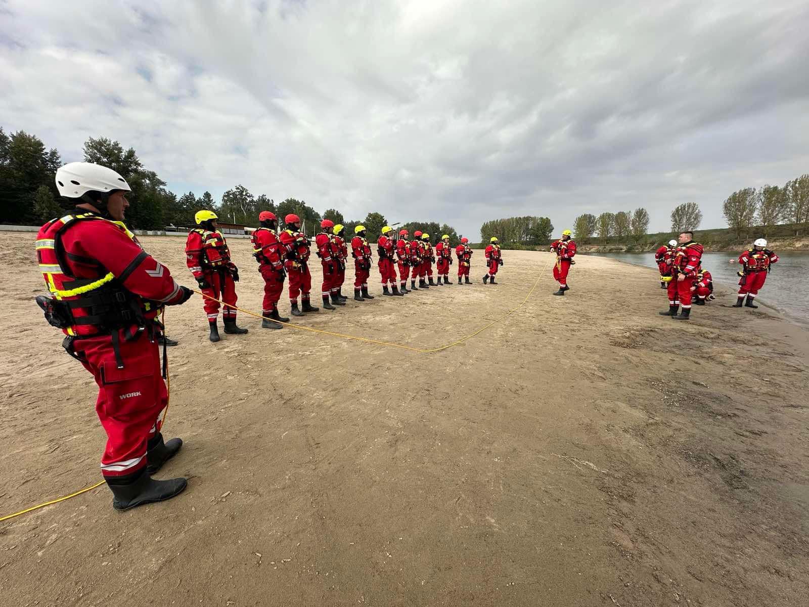 Naši instruktoři pro záchranu z vodní hladiny školili moldavské hasiče