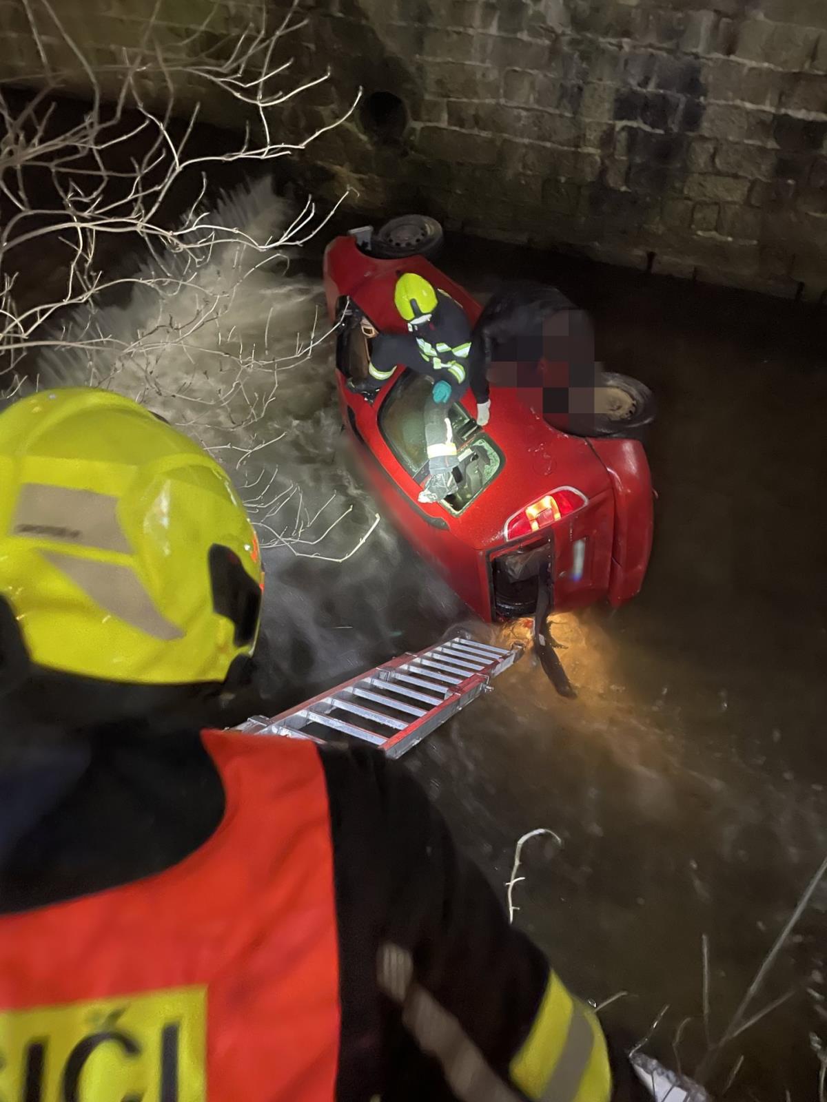 Nastavovací žebříky pomohli hasičům zachránit muže a dostat jej bezpečně ven z koryta ledové řeky