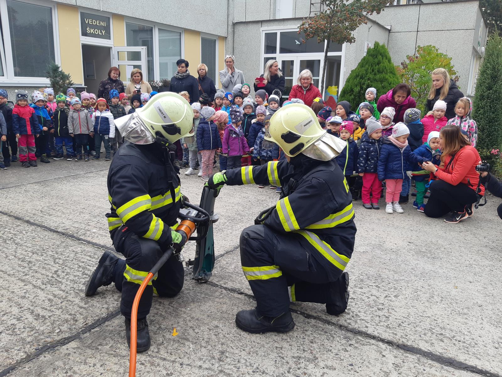 Návštěvy hasičů v MŠ (1).jpg