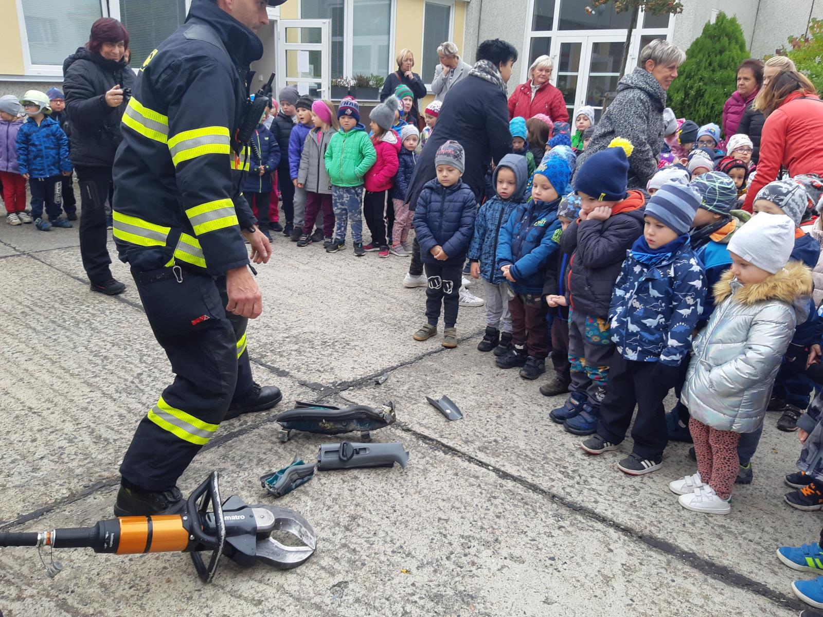 Návštěvy hasičů v MŠ (3).jpg