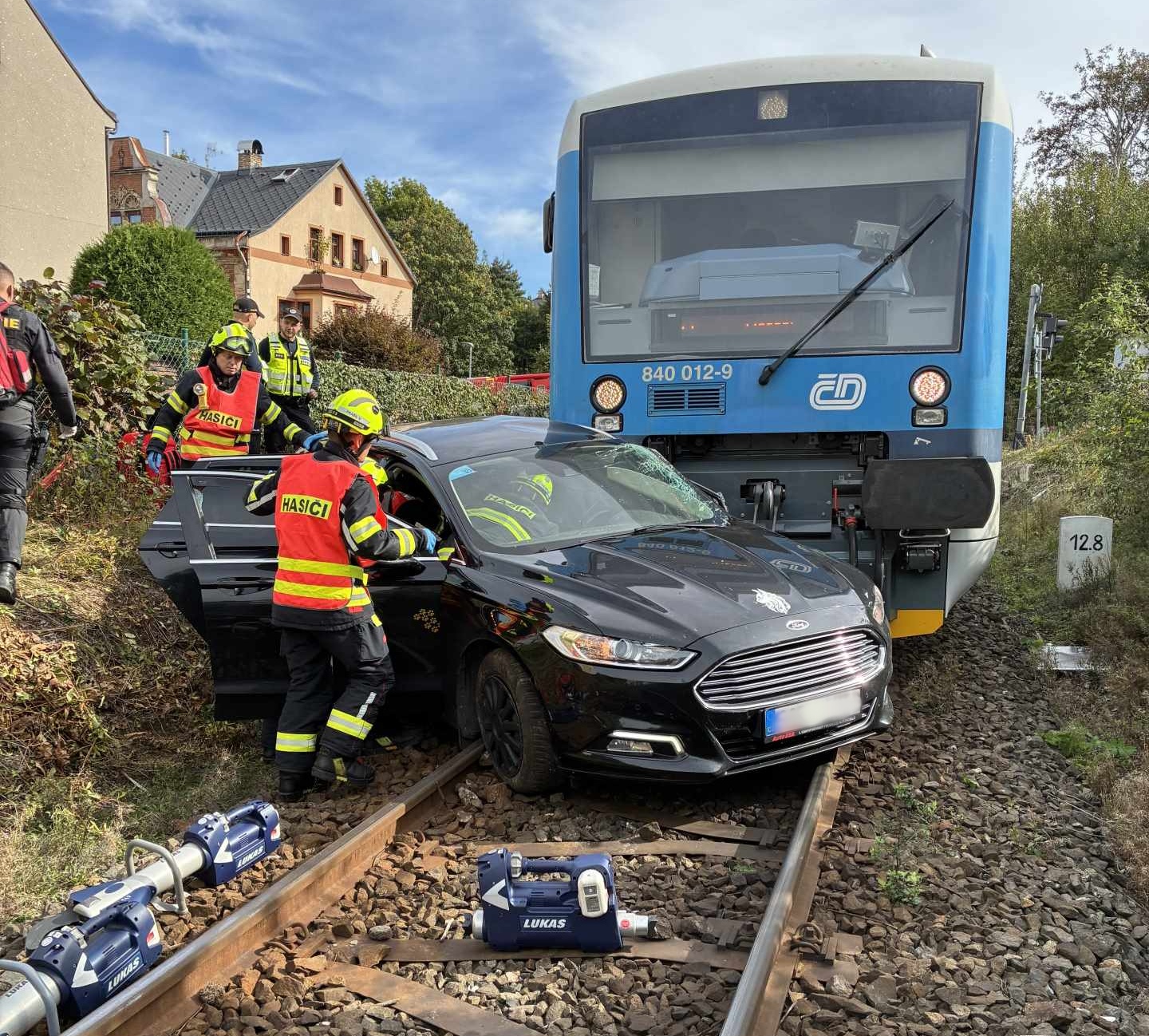 Nehoda si vyžádala jedno zranění řidiče osobního automobilu, čtrnáct cestujících z osobního vlaku i dvě osoby personálu vlaku vyvázly bez zranění