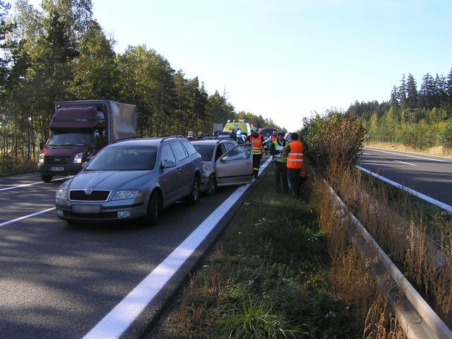 Nehoda tří osobních vozidel na D5