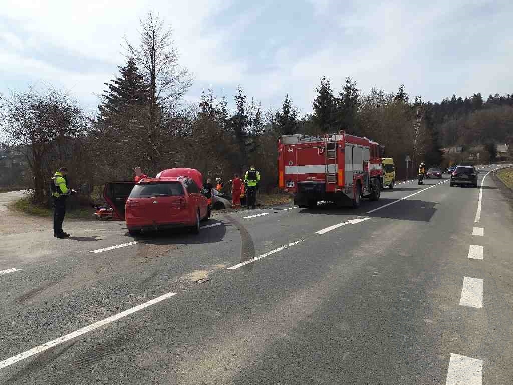 Nehoda dvou osobních vozidel2 1.4.2021.jpg