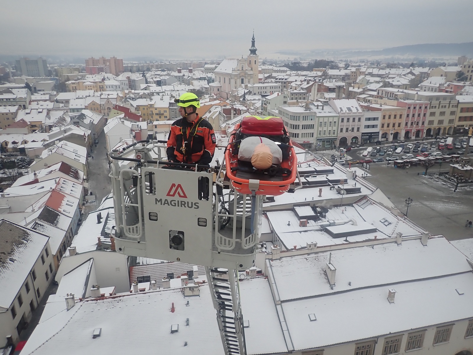 Nosítka s figurínou na koši výškové techniky