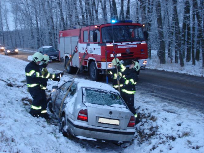 Vytažení vozidla z příkopu u rybníka Chobot směrem na Zaháj