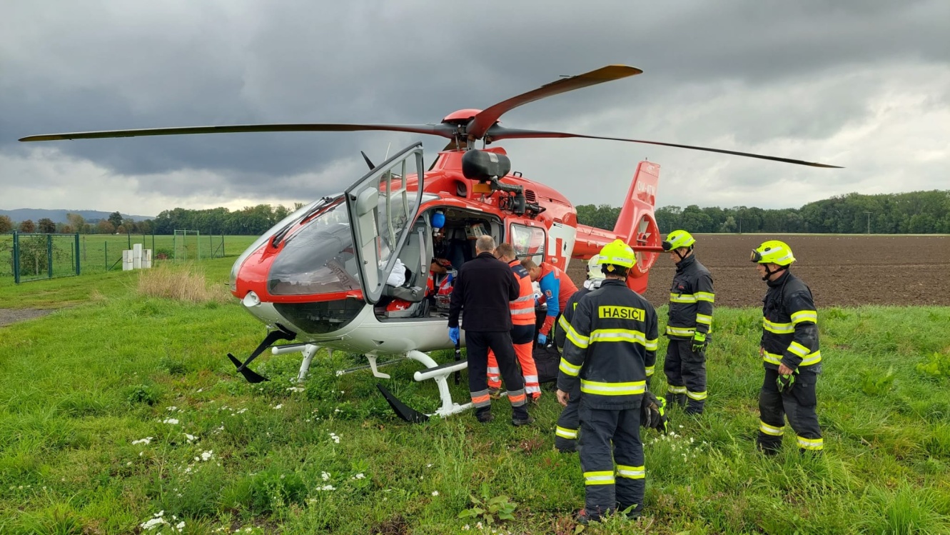 OLK_Záchrana muže, na kterého se zřítila střecha_transport vrtulníkem.jpg