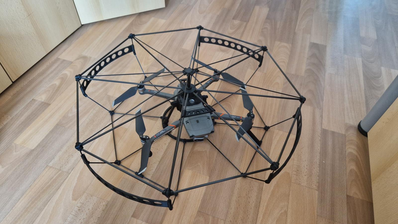 Obr. 1 Dron DJI Mavic 2 DUAL s ochrannou klecí