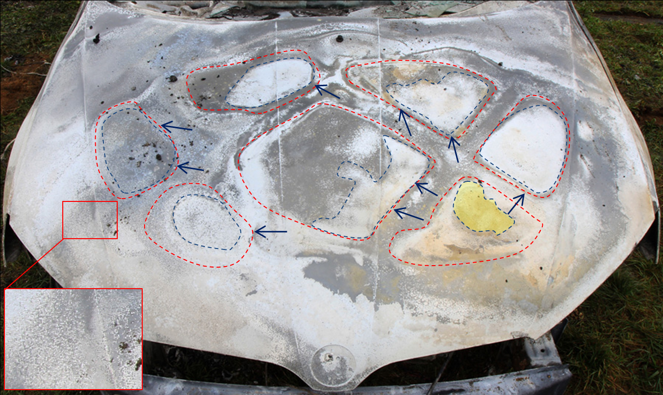 Obr. 1 - Pohled na stopy způsobené převažujícím vnitřním tepelným namáháním, jehož intenzita stoupala a tepelně degradovaná plocha se rozšiřovala ve směru šipek