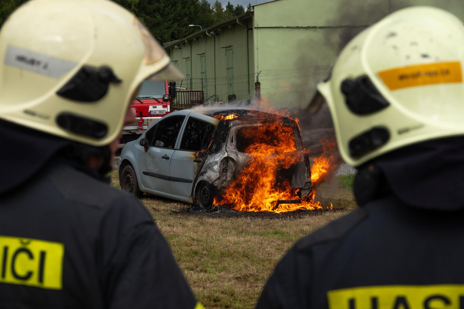 Obr. 4 - Pohled na hoření automobilů pro účely ohledání
