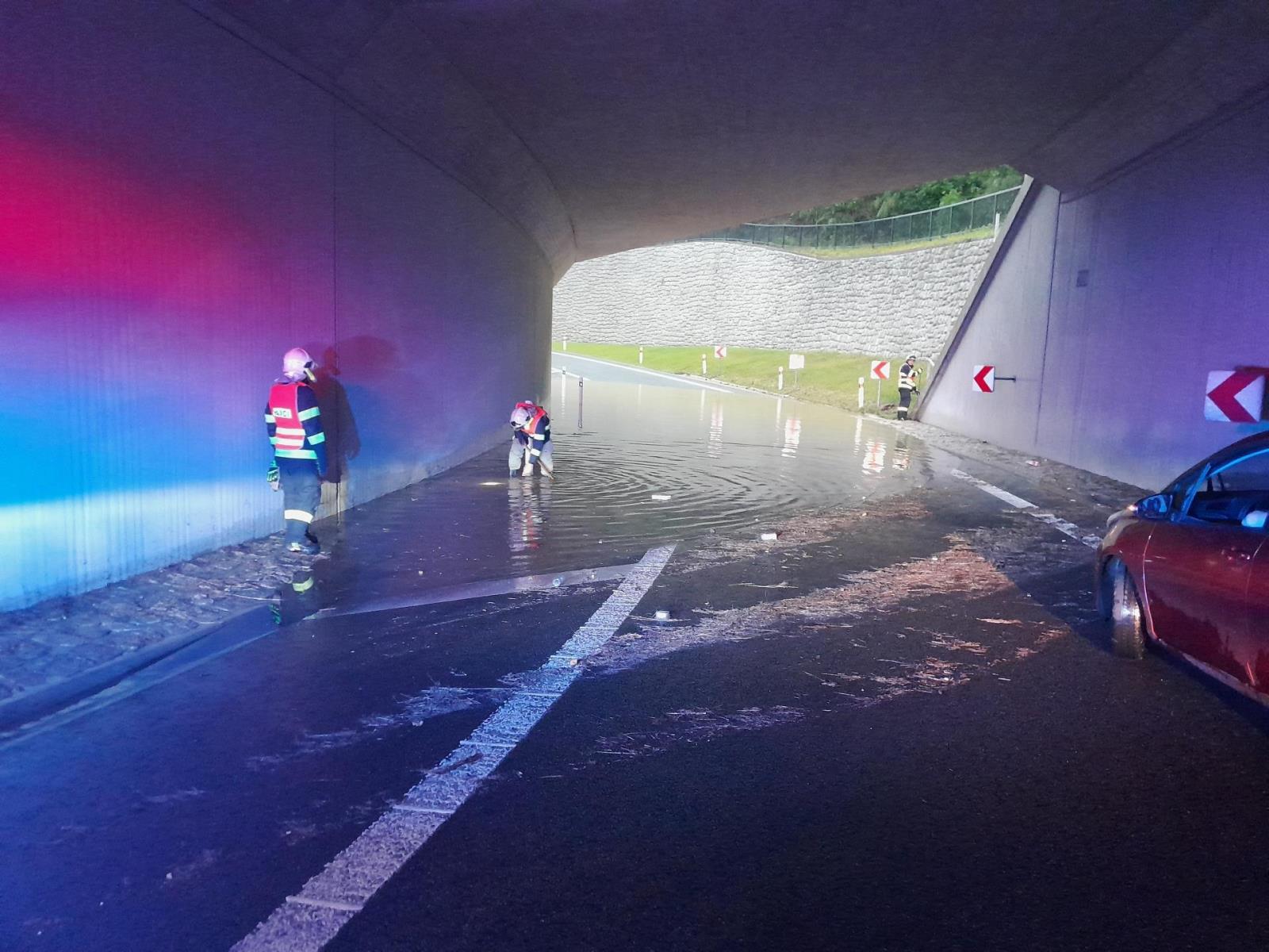 Odčerpání laguny na komunikaci I/65