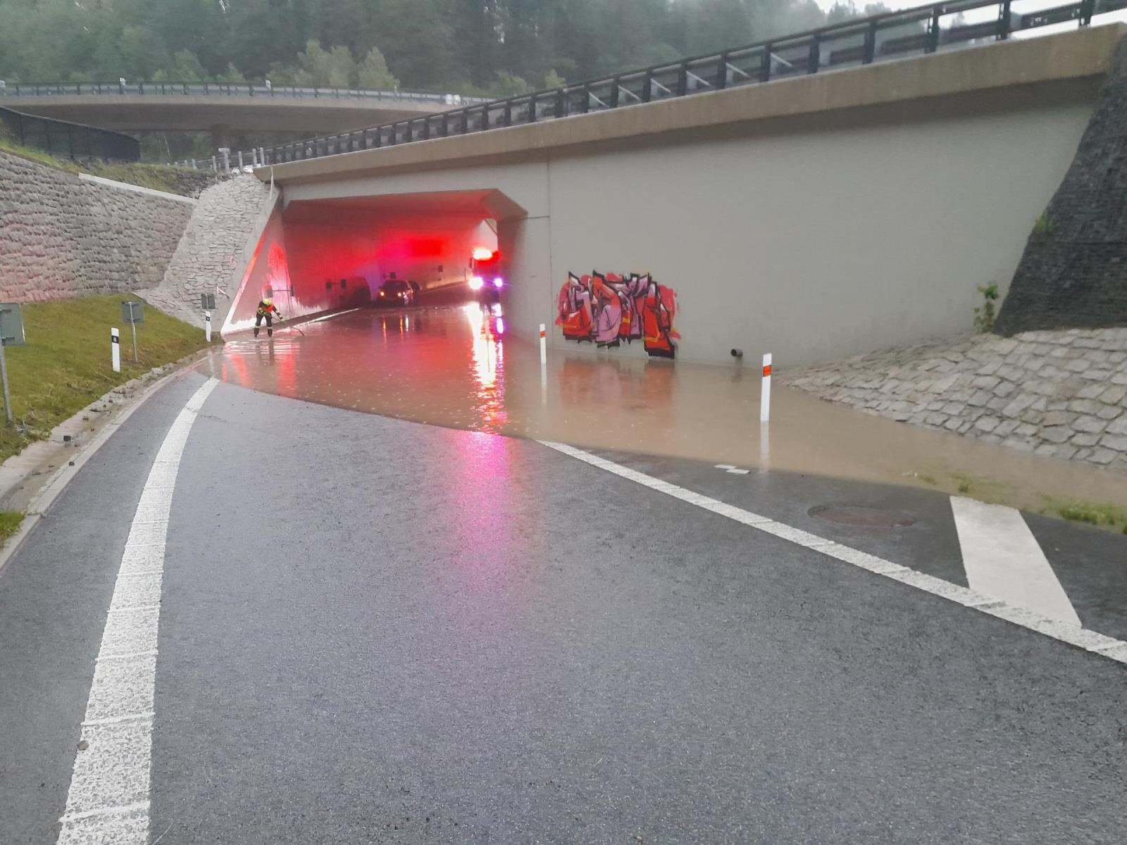 Odčerpání laguny na komunikaci I/65