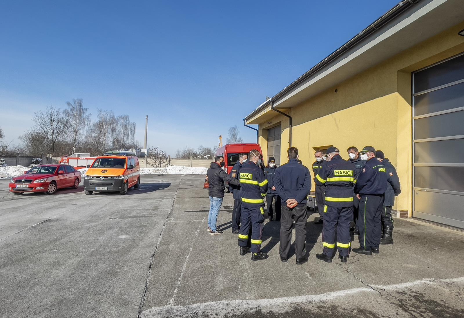 Odjezd týmů do Pomezí nad Ohří ze stanice v Říčanech