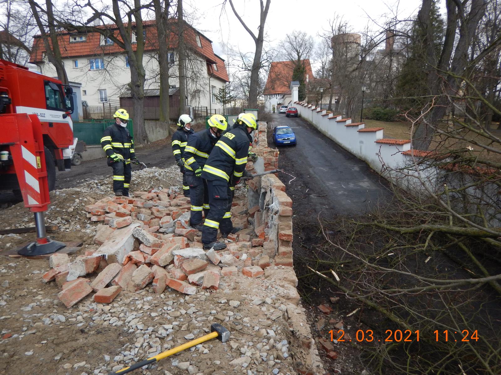 Odklizení spadlého stromu, Tábor - 12. 3. 2021 (2).JPG