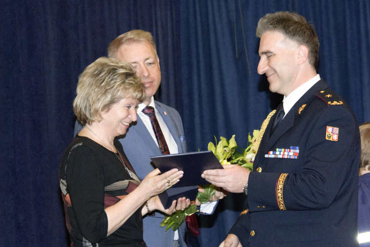 Ocenění Občanský zaměstnanec roku 2013 převzala z rukou generálního ředitele HZS ČR Olga Slejšková