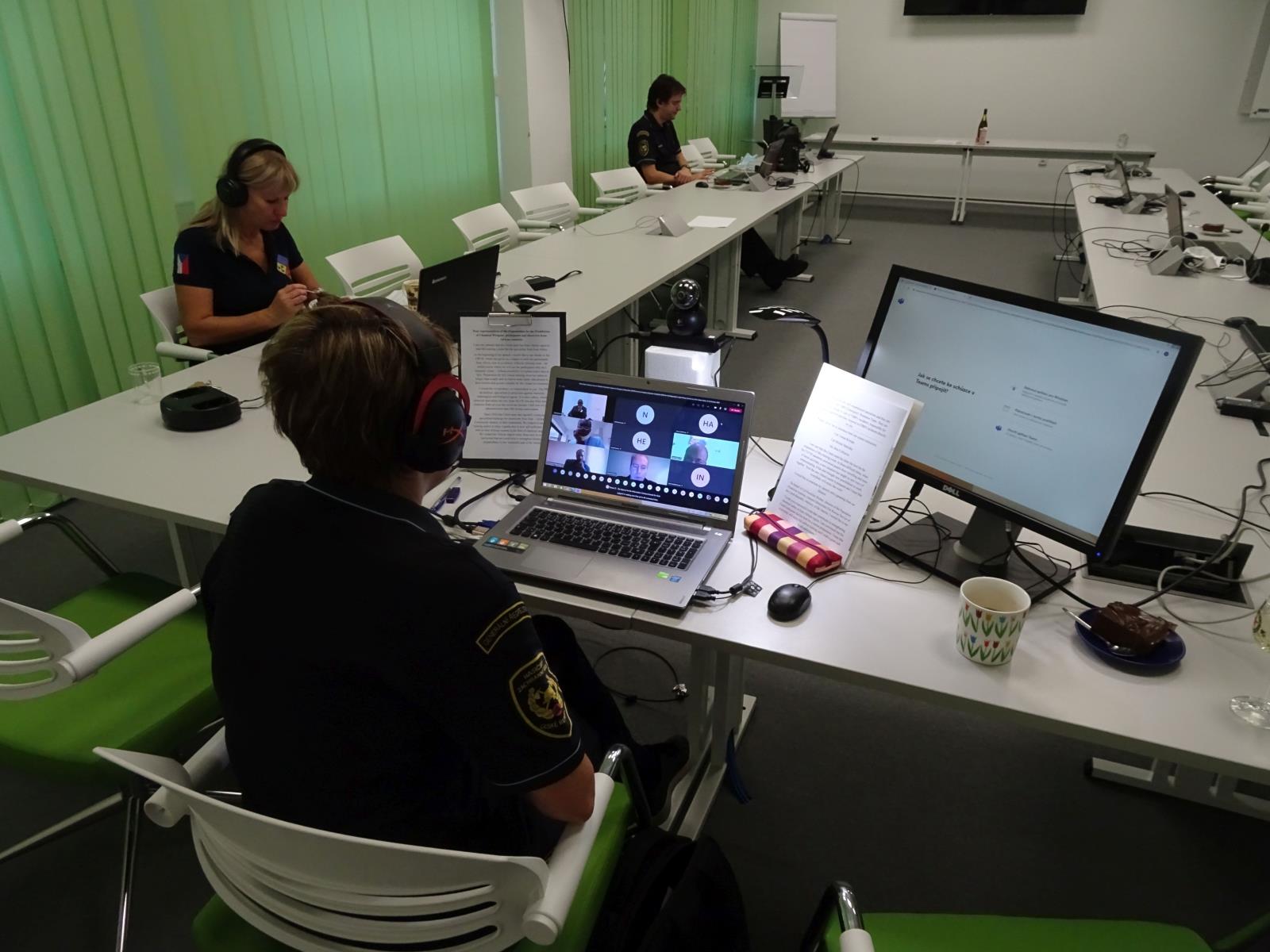 Online výcvik pro Afriku_účastnici školení sledují online přednášku v zasedací místnosti_8