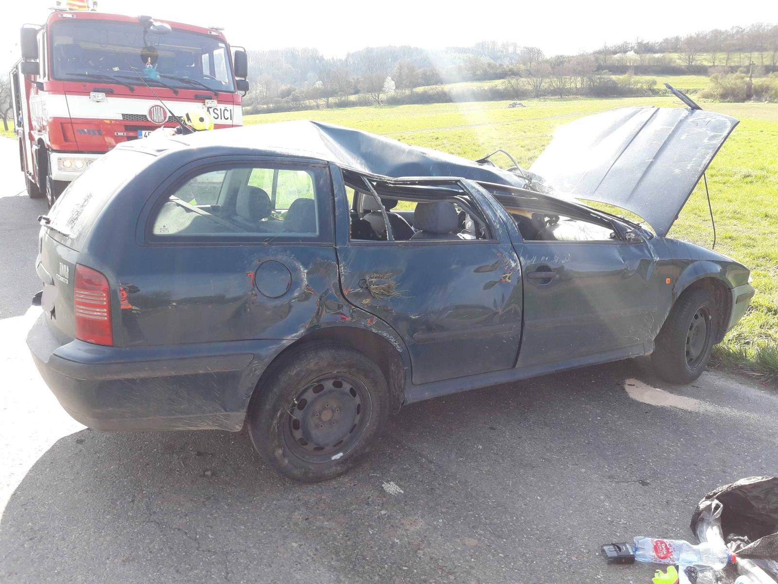 Osobní auto na střeše Městečko Trnávka6 28.4.2021.jpg