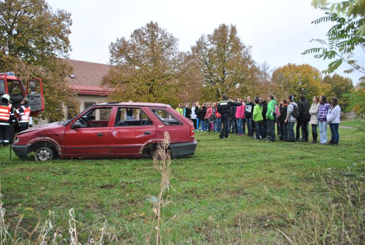 Děti mají možnost na vlastní oči při ukázkách vidět, jak to vypadá při dopravní nehodě