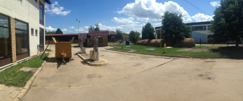 Palivové nádrže uvolněné ze země při povodni.jpg