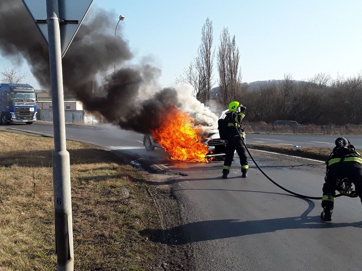 Požár auta Bílina (2).jpg