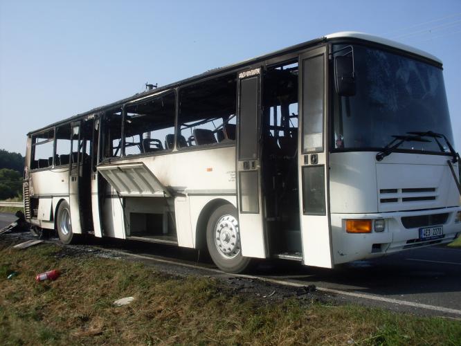 Autobus vezl děti na letní tábor, nedovezl, shořel. Naštěstí nedošlo ke zranění