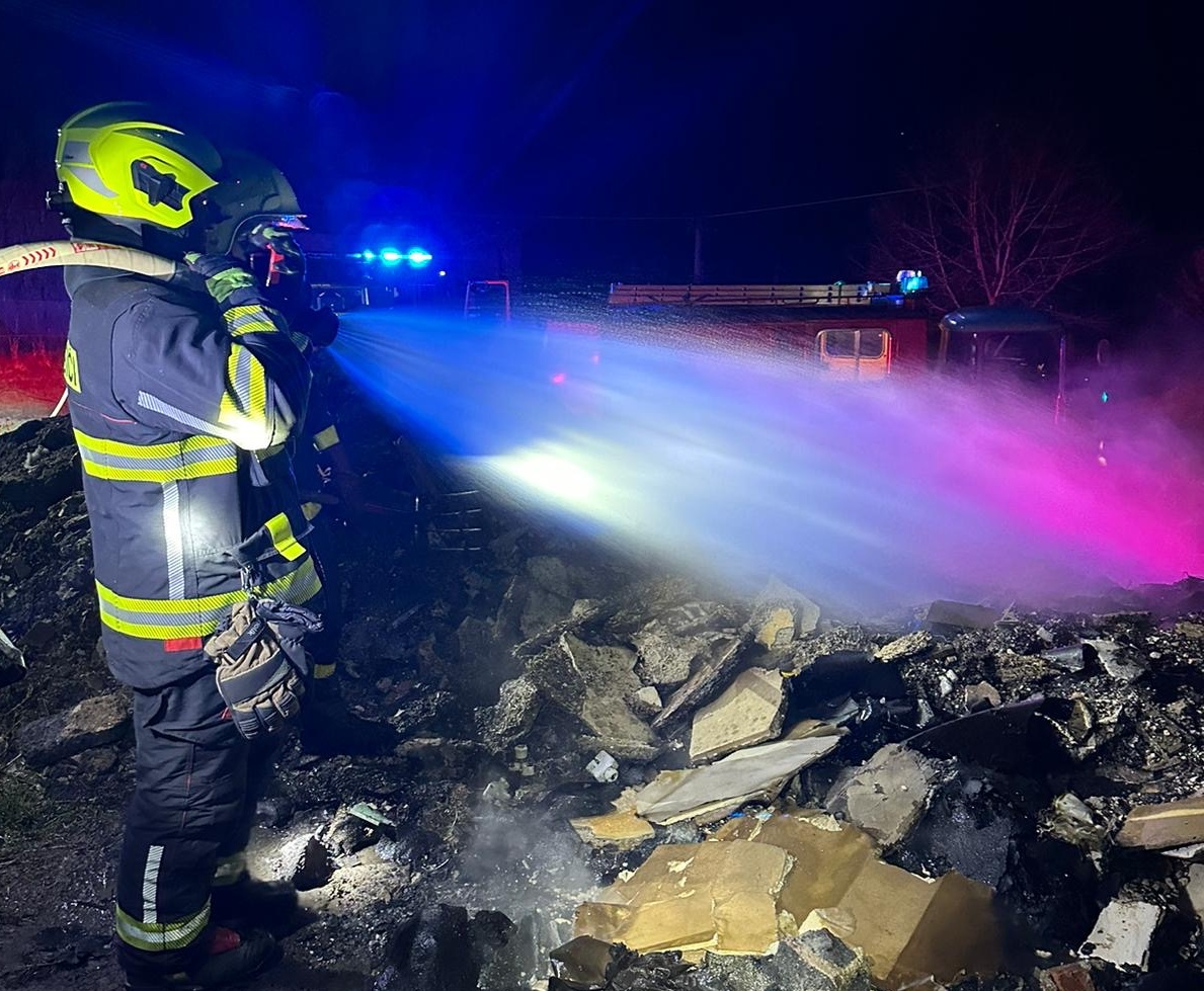 Požár odpadu v Bozkově na Semilsku. Beze škody. Foto: nprap. Jakub Kozák