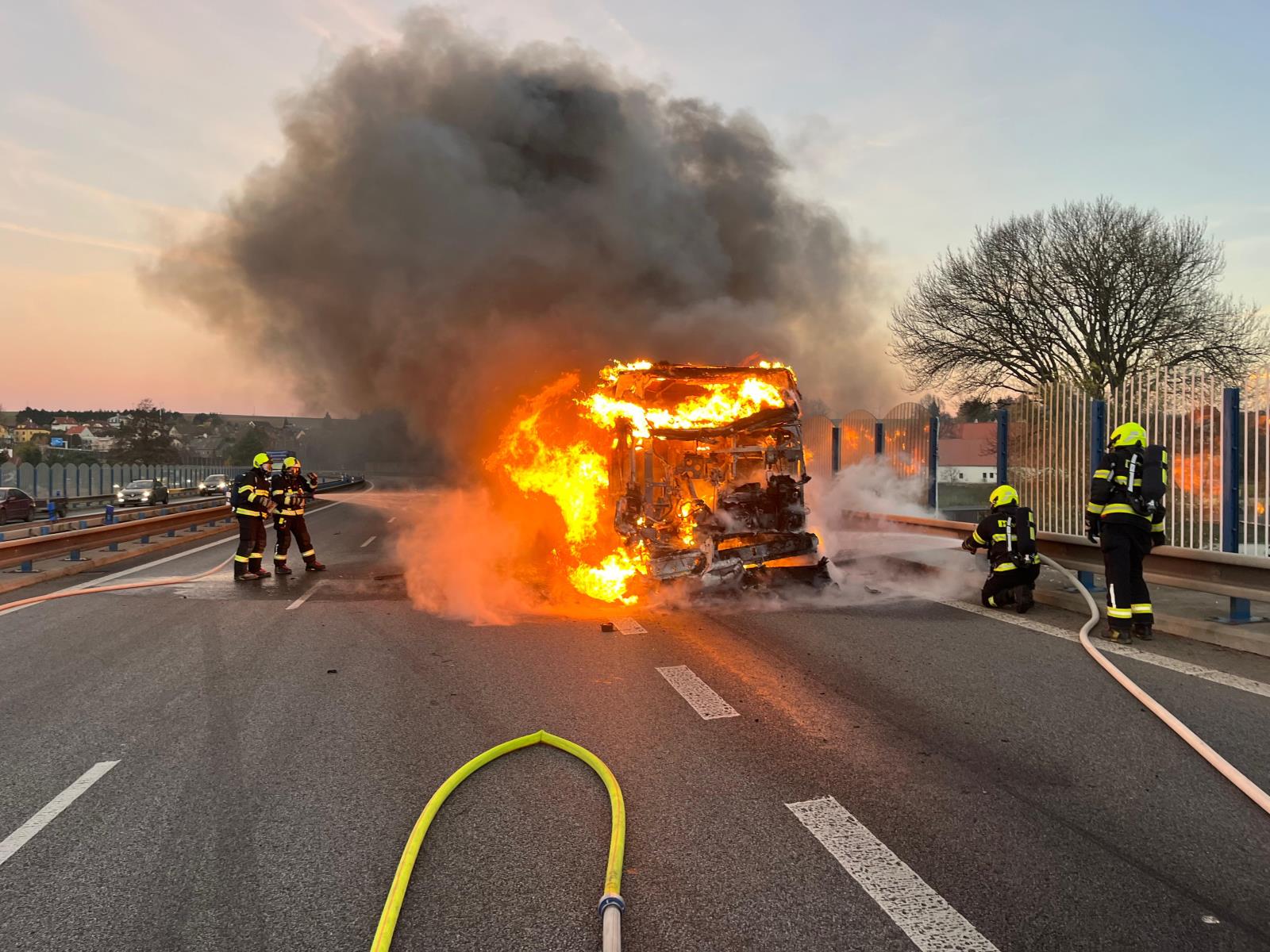 Požár se hasičům podařilo velmi rychle – během pár minut lokalizovat.