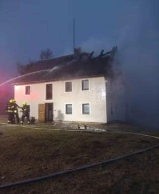 Požár střechy a podkroví chalupy v Horní Halži