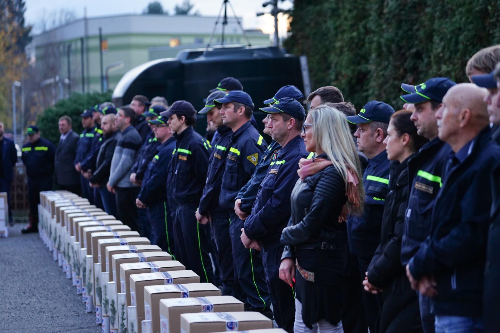 Poděkování dobrovolným hasičům za zásah v Hřensku a předání věcných darů