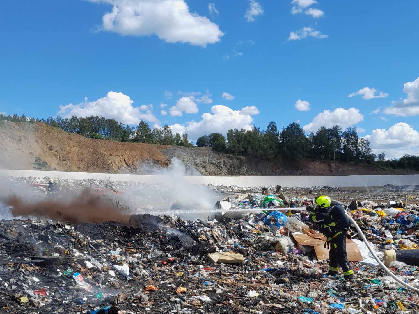 Pod kontrolu hasiči požár skládky dostali zhruba hodinu od jeho nahlášení na operační středisko