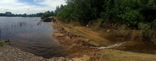 Poškozená hráz poblíž vesnice Prud (Odžak).jpg