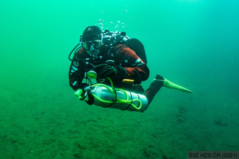 Potápěč má na boku „STAGE“ lahev s hyperoxickou směsí.jpg