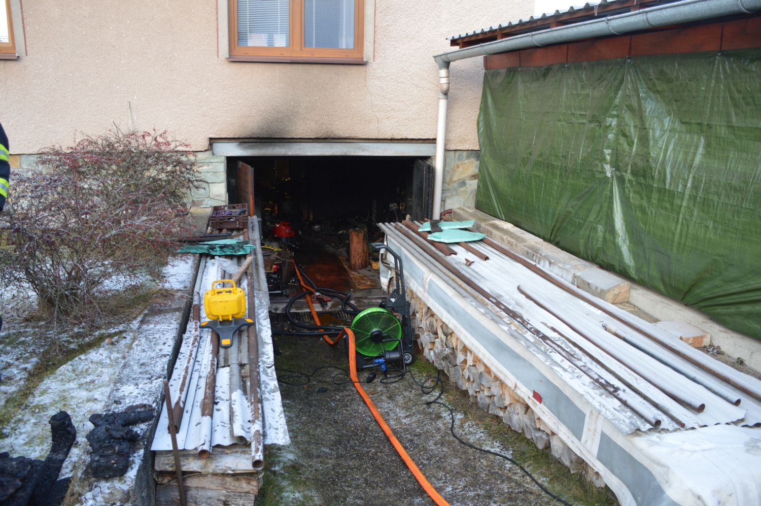 Pozar garaze_Mlade buky_2.JPG