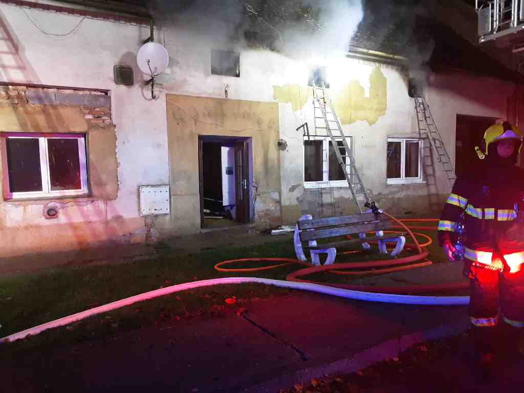 Požár RD Oplocany - požár střechy 24.10.2022