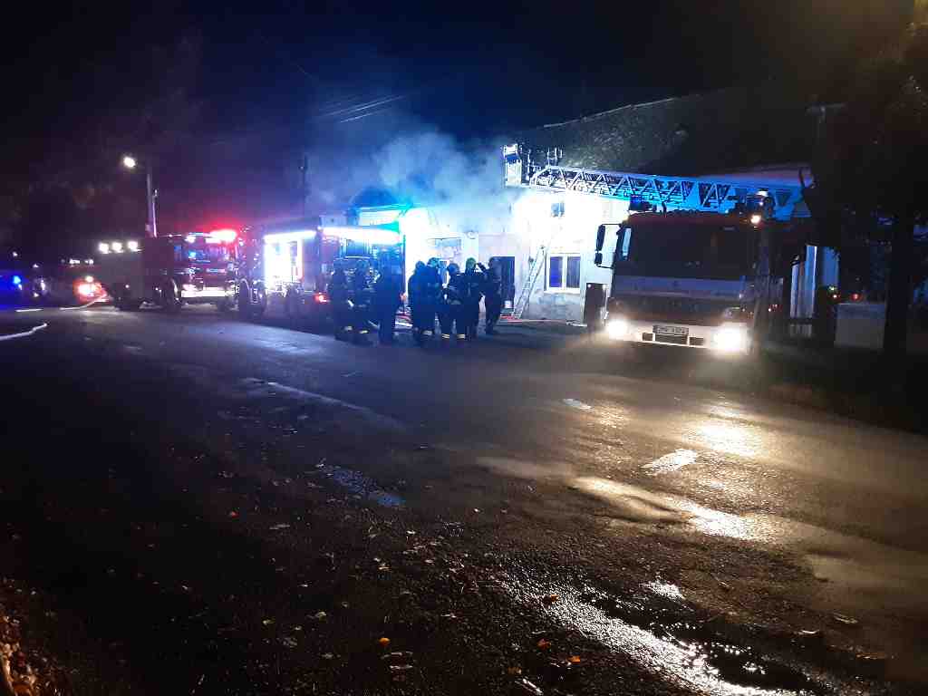 Požár RD Oplocany - požár střechy 24.10.2022