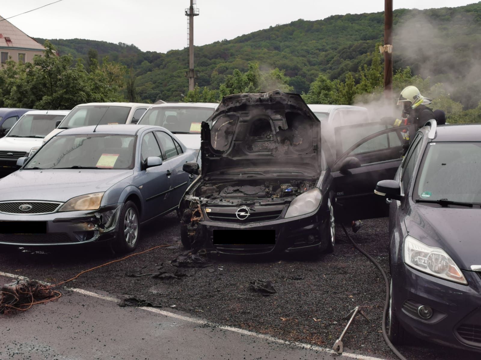 Požár aut v autobazaru (1).jpg