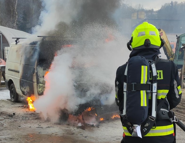 Požár dodávky ve Smržovce, 15. února 2026