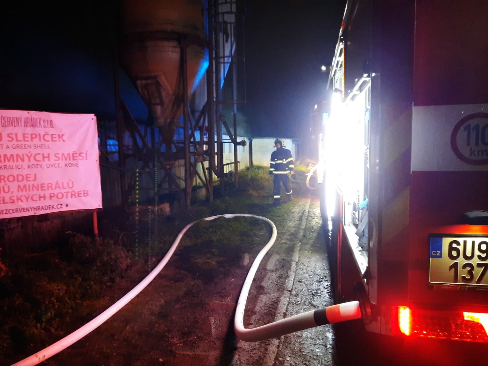 Požár drůbežárny Červený Hrádek (1).jpg