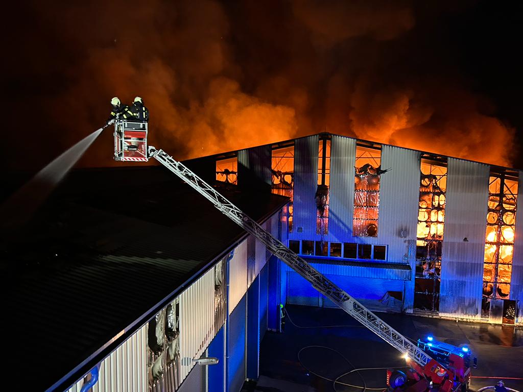 Požár haly, Vimperk (1).jpeg