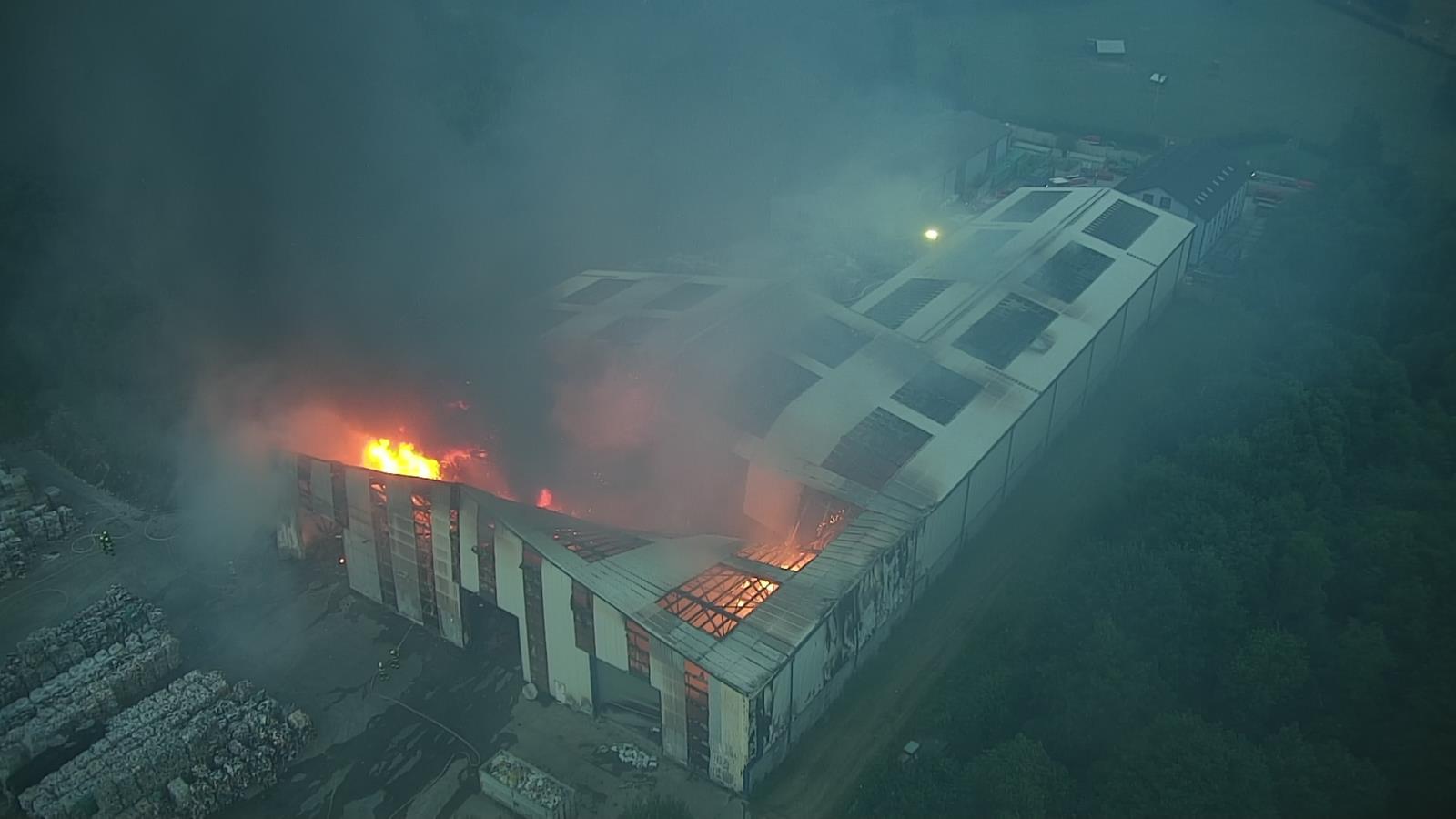 Požár haly, Vimperk - dron (2).jpg