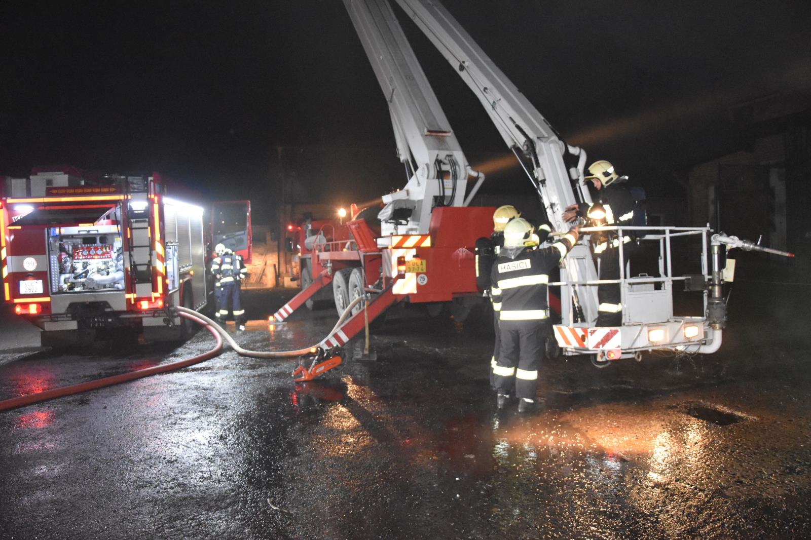 Požár haly Chlumec (2).JPG