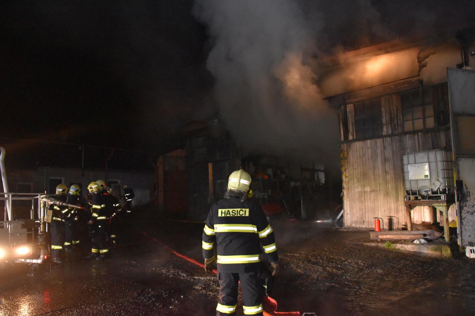 Požár haly Chlumec (4).JPG