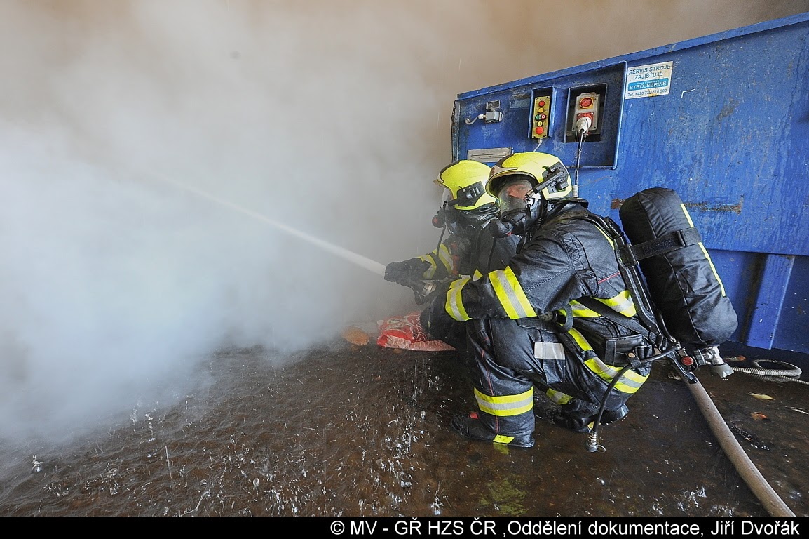 Požár haly v pražských Kyjích (2).JPG