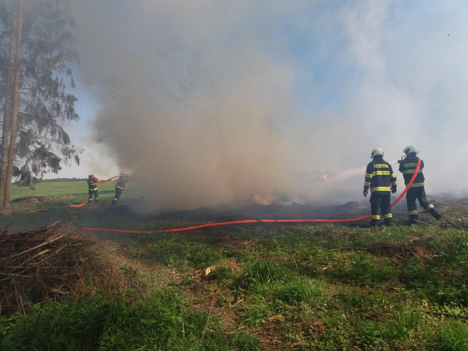 Požár hrabanky, Hnojná Lhota - 27. 4. 2018 (2).jpg