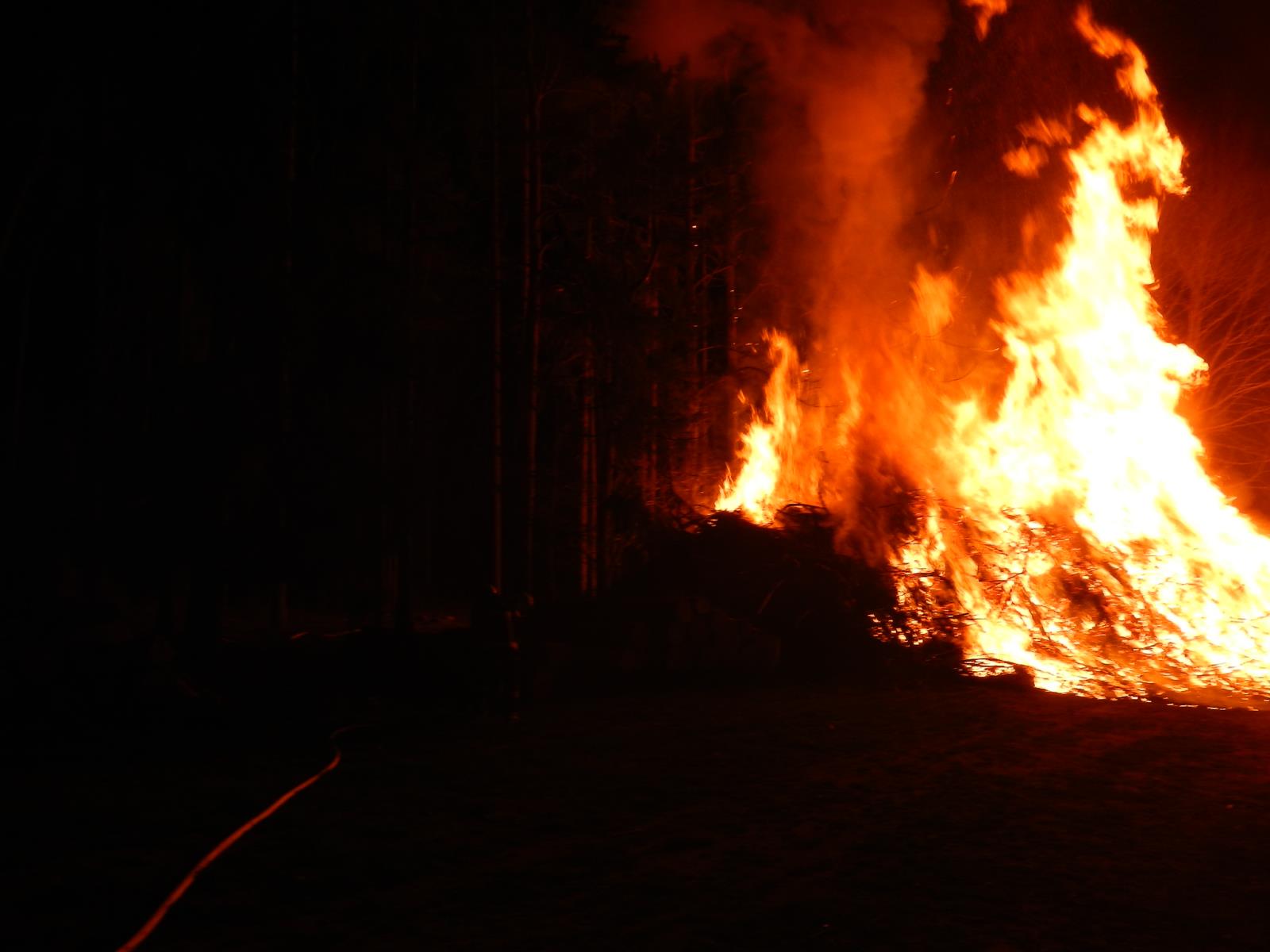Požár klestu, Jindřichův Hradec - 27. 4. 2019 (2).JPG