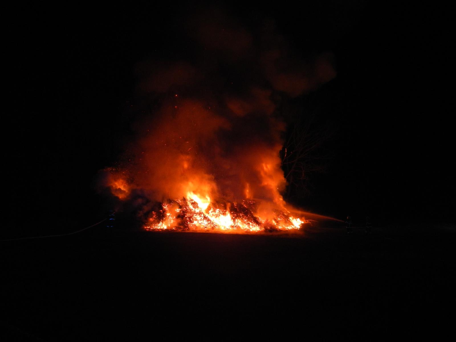 Požár klestu, Jindřichův Hradec - 27. 4. 2019 (8).JPG
