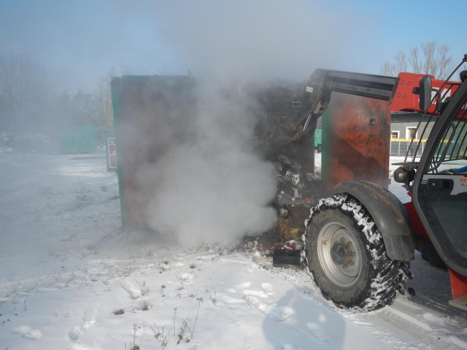 Požár kontejneru, Planá nad Lužicí - 21. 2. 2018 (3).JPG